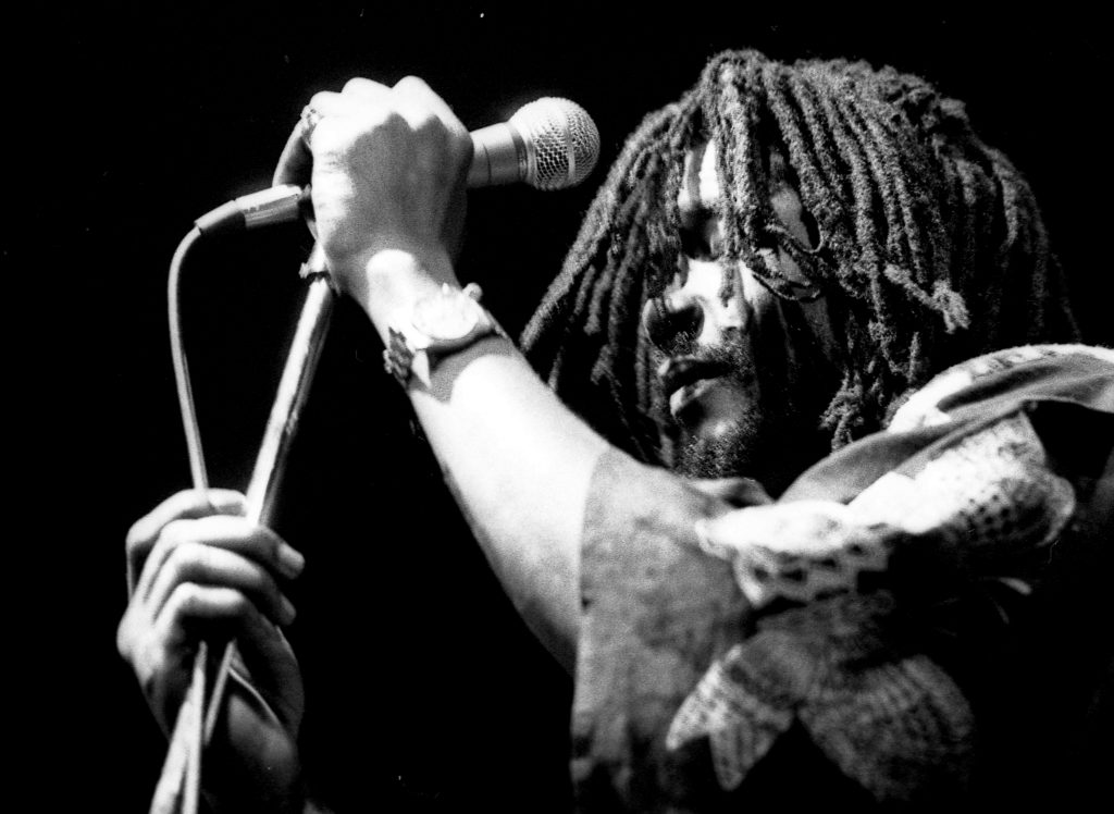 Peter Tosh cantando en vivo durante un concierto